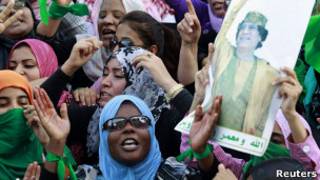 Mulheres manifestam apoio a Khadafi em praça de Trípoli. Foto: Reuters