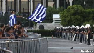 Cidadãos gregos protestam contra medidas de austeridade em frente ao Parlamento.