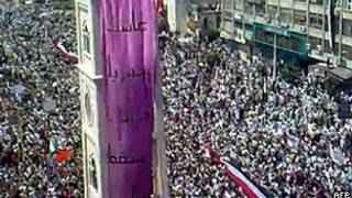 Imagem retirada de um vídeo postado no YouTube mostra manifestação de sexta-feira em Hama (AFP)