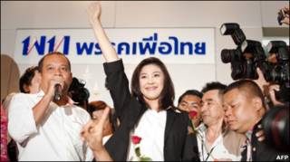 Bà Yingluck Shinawatra ăn mừng tại đại bản doanh Đảng Pheu Thai