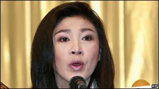 Yingluck Shinawatra, durante entrevista coletiva realizada ao lado de outros líderes partidários de sua coalizão (AP)