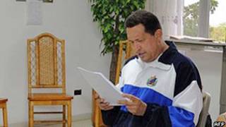 Foto entregue por um site de notícias oficial de Cuba mostra Chávez reunido com Fidel Castro em Havana (AFP)