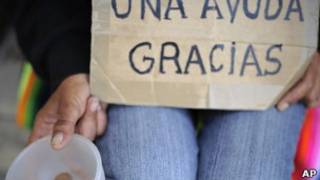 Una mujer pide ayuda en las calles de Pamplona