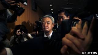O recém-indicado ministro da Reconstrução Ryu Matsumoto é cercado por jornalsitas ao deixar uma entrevista coletiva após ter anunciado a sua renúncia, no dia 5 de julho de 2011