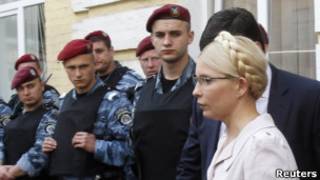 Юлия Тимошенко и сотрудники спецназа