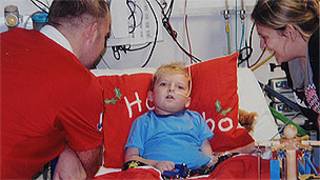 Joshua Baker, com os pais, no Hospital de Glenfield (Foto: Caters)
