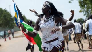 Umunyasudanikazi afite ibendera rya Sudani yepfo