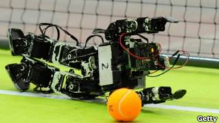 Робот-голкипер на тренировке перед соревнованием RoboCup 2011