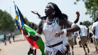 علم جنوب السودان في يد محتفلة بالدولة الجديدة