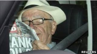 Magnata australiano Rupert Murdoch lê a última edição do jornal 'News of The World', em Londres (Reuters)