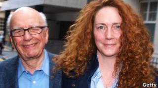 Rupert Murdoch e Rebekah Brooks, em Londres, neste domingo (Getty)
