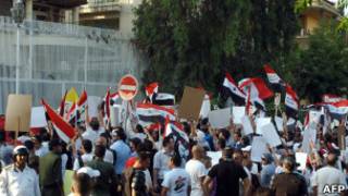 تلفيات عند مدخل السفارة