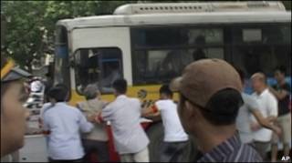 Người biểu tình bị áp tải lên xe buýt (10/07/2011)