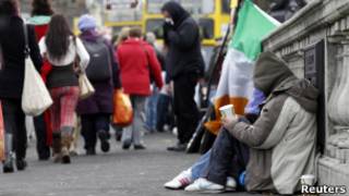 Pedinte em Dublin, em foto de arquivo (Reuters)