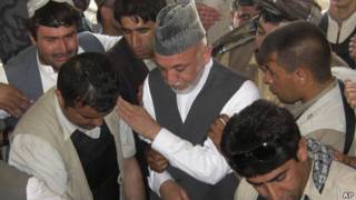 حامد کرزی، رئیس جمهور افغانستان در مراسم خاکسپاری احمد ولی کرزی