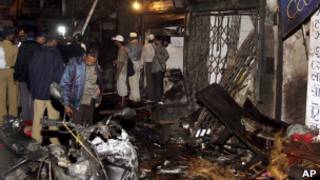 Carro explode na região de Dadar, no centro de Mumbai. Foto: AFP
