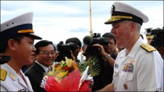 Đại tá Nguyễn Văn Lâm, Phó Tư lệnh vùng 3 hải quân, chào đón Chuẩn đô đốc Tom Carney