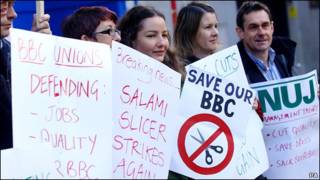 NUJ成員在全國各地的BBC辦公樓外舉行罷工
