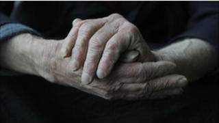 Pessoa que sofre de demência (BBC)