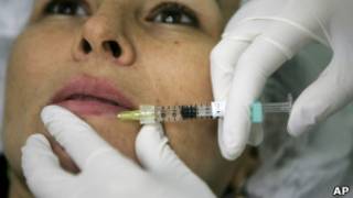 Mulher recebe injeção de Botox em clínica no Rio de Janeiro.