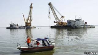 Краны на месте затопления "Булгарии"
