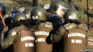 Carabineros chilenos, em foto de junho (Reuters)