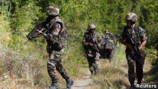 Французские военнослужащие миротворческих сил НАТО в сербском анклаве в Косове