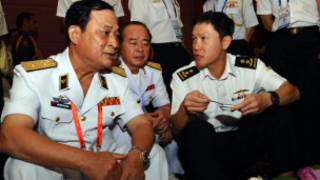 Phó Đô đốc Nguyễn Văn Hiến (bên trái) nói chuyện với Chuẩn Đô đốc Ng Chee Peng của Singapore
