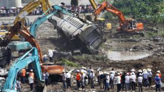 溫州動車組追尾事故現場挖掘了數個大坑