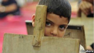 Menino estuda o Corão em escola de Benghazi, em 20 de julho