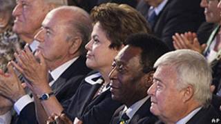 Da esq.: presidente da FIFA, Joseph Blatter, a presidente Dilma Rousseff, Pelé e o presidente da CBF, Ricardo Teixeira (AFP)