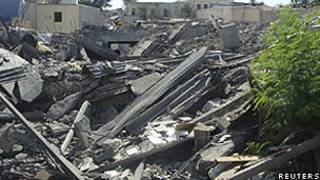 Destruição no complexo onde fica a televisão estatal da Líbia, em Trípoli (Reuters)
