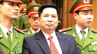 Tiến sỹ Luật Cù Huy Hà Vũ (áo complê)
