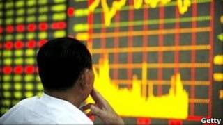 Investidor observa números do mercado. Foto: Getty Images