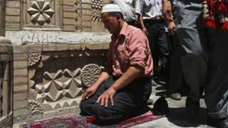 Một người Uighur đang cầu nguyện