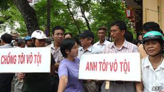 Người ủng hộ ông Cù Huy Hà Vũ trước cửa Tòa án TP Hà Nội