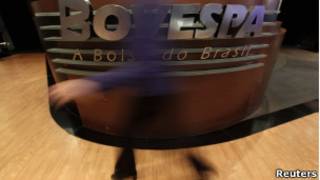Transeunte passa diante do logo da Bovespa, em foto de quinta-feira (Reuters)