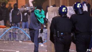 Manifestante joga pedra na polícia