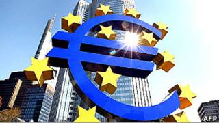Símbolo do euro, na sede de BC europeu, em Frankfurt. AFP