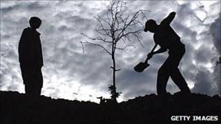Homens procuram diamantes (Arquivo/Getty)