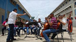 Prisioneiros ensaiam com a orquestra no pátio da penitenciária de Coro (BBC)