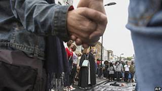 Voluntários fazem manifestação antes de operação de limpeza em Hackney, Londres (AP)