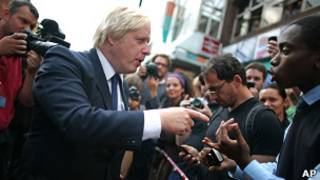 Boris Johnson discute com morador durante visita a Clapham, área afetada pelos distúrbios