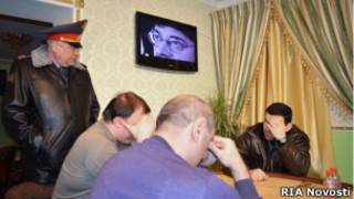 Начальник ГУВД Москвы опрашивает посетилетей нелегального казино, закрытого в ходе рейда УБЭП