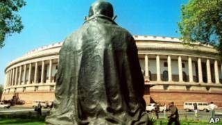 இந்திய நாடாளுமன்ற முகப்புத் தோற்றம்