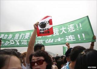 辽宁大连人民广场上示威者举起“拒绝PX”标语牌(14/8/2011)