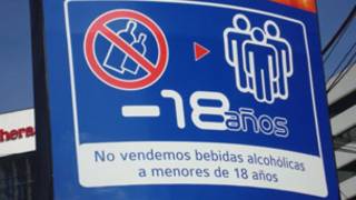 Rótulo no venta de licor a menores en Ecuador
