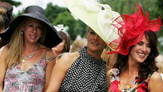 Mulheres fazem fila para participar do soficistado Derby de Epsom, na Grã-Bretnha (Getty Images)