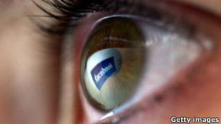 Человеческий глаз с отражающимся в нем логотипом Facebook