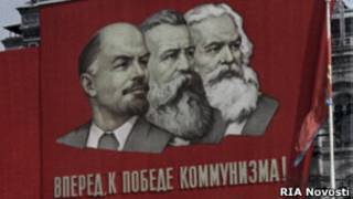 Плакат с изображением Маркса, Энгельса и Ленина на Красной площади